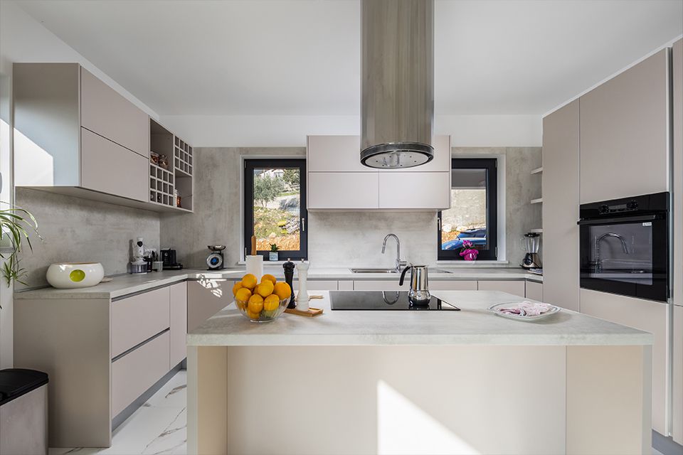 Kuhinja u kombinaciji dekora betona i kašmir boje